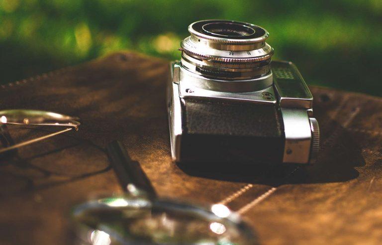 Ancien Appareil Photo Mécanique Sur Un Vieux Fond | Photo Premium