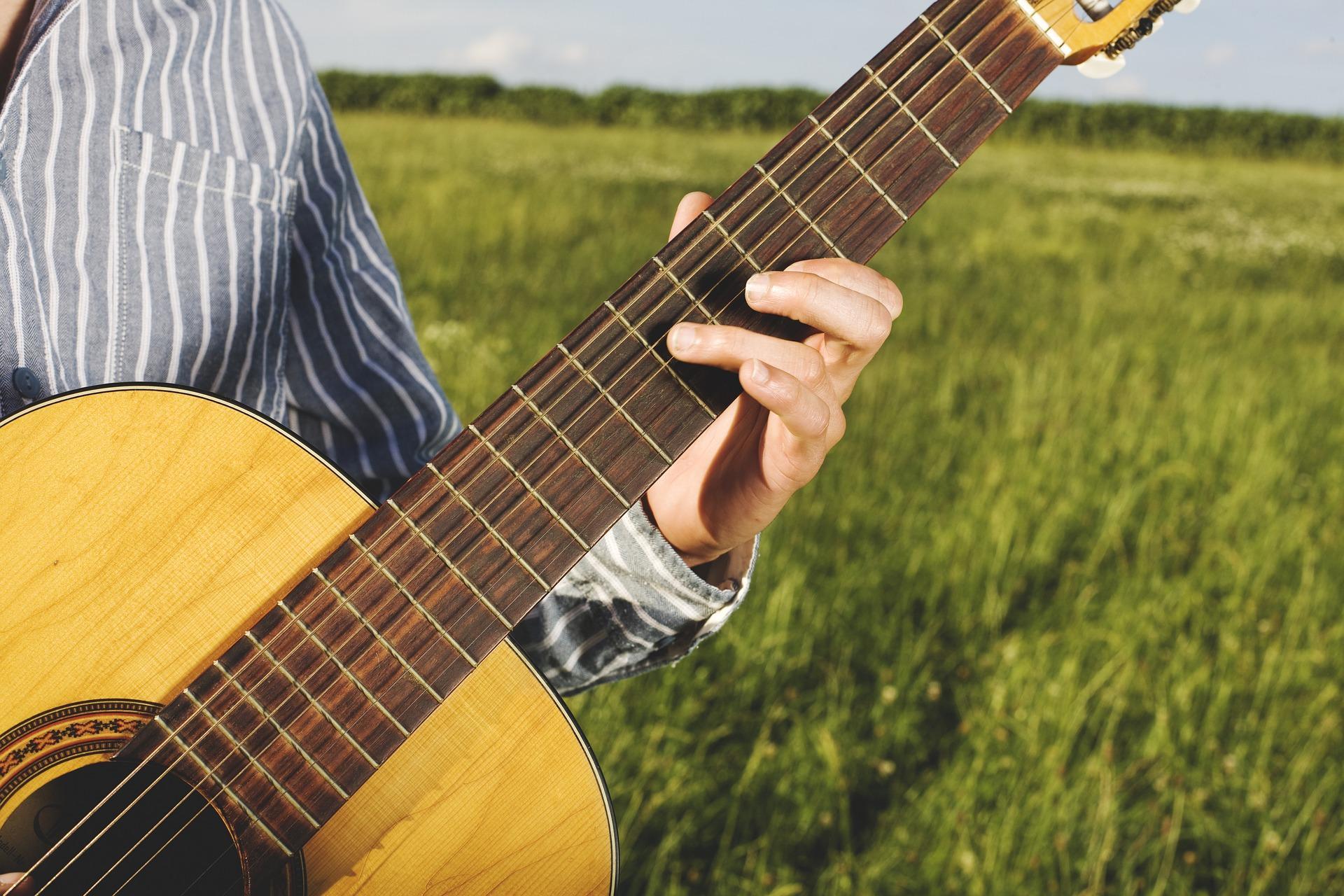 Comment reconnaître une guitare folk ?