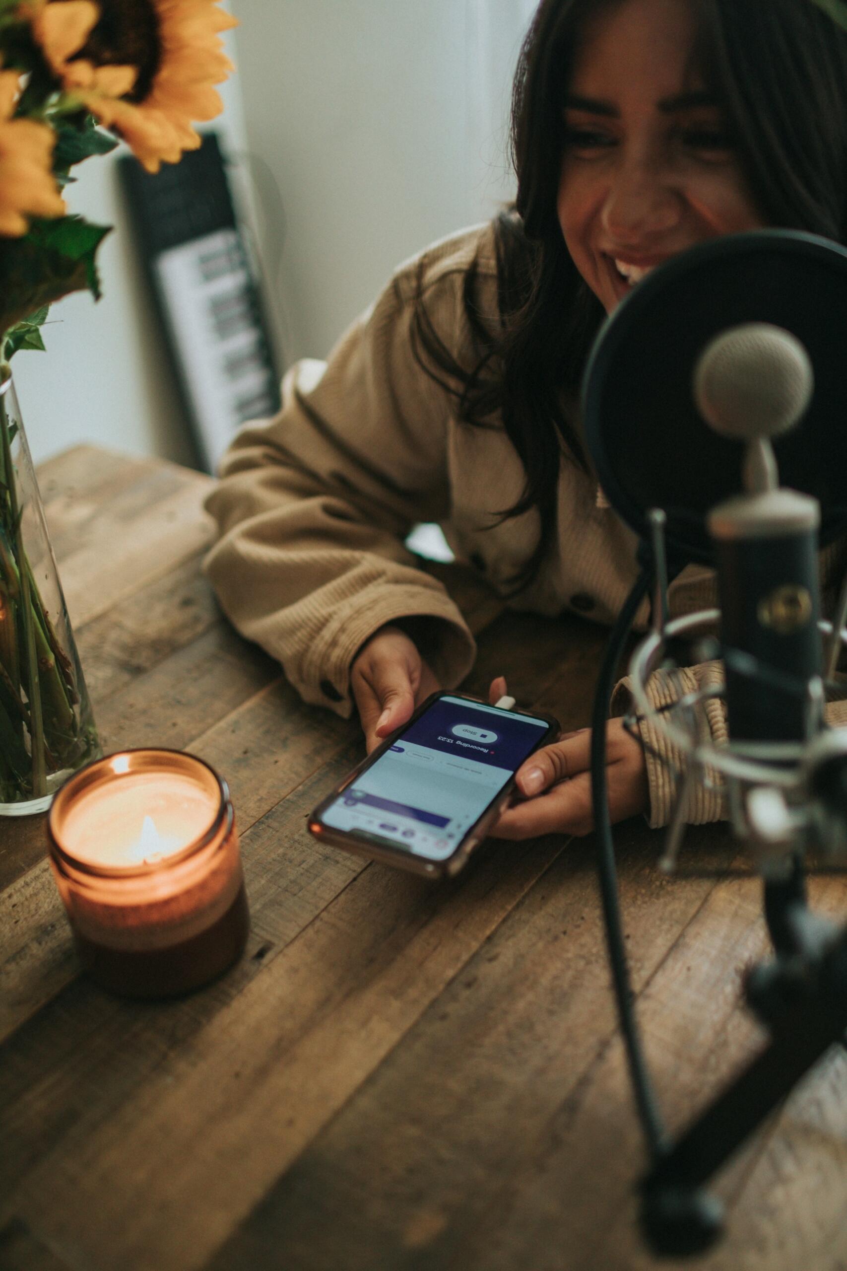 djevojka koja snima podcast