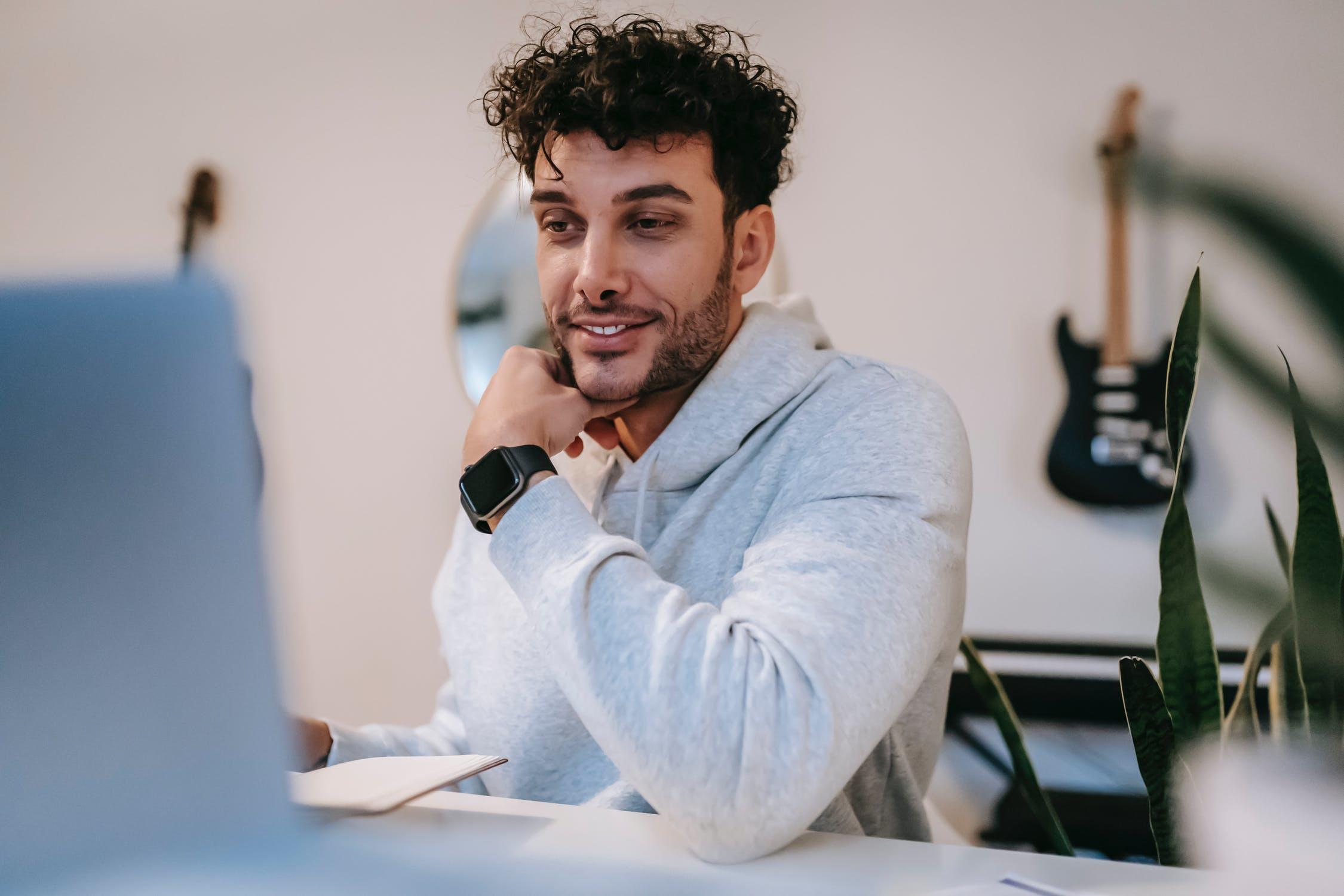 Un homme consulte un site de partitions et tablatures.