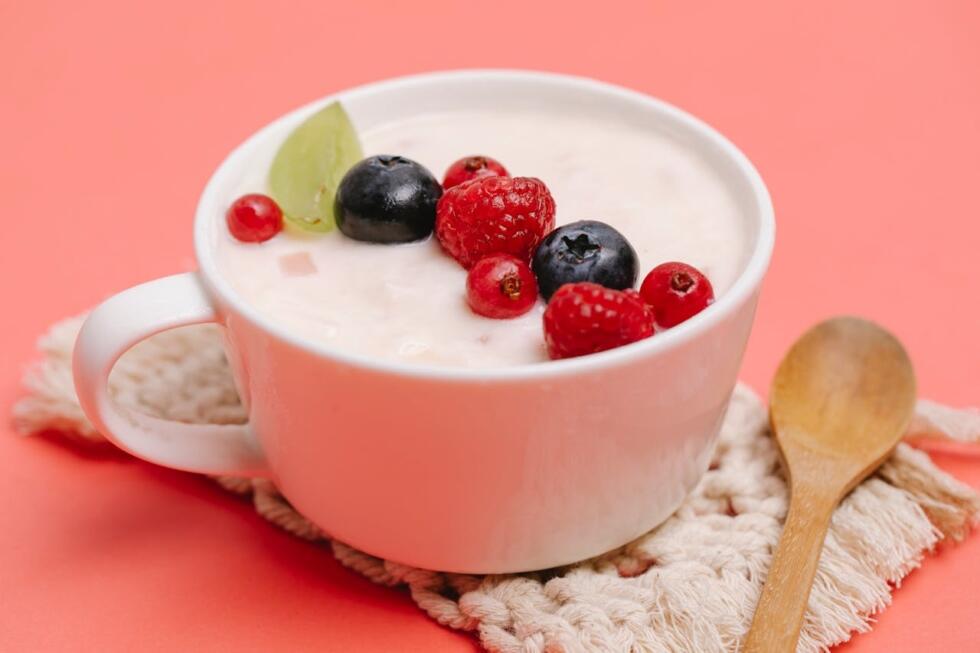 Fromage blanc dans une tasse avec des fruits rouges. 