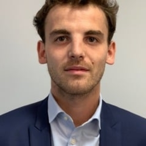 Julien - Prof de droit des affaires - Paris