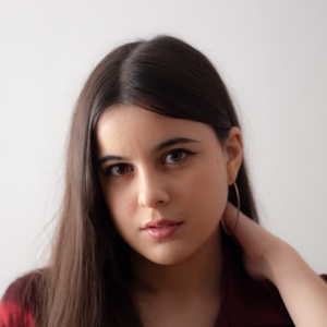 Sara - Prof de cinéma - Cannes