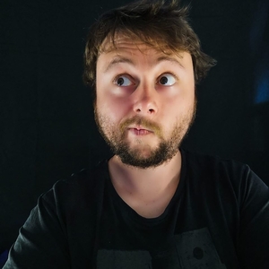 Quentin - Prof de montage vidéo - Tendu