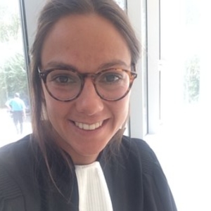 Alice - Prof de droit des affaires - Paris