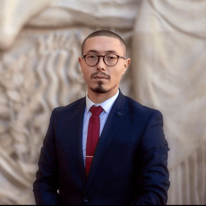 Adam - Prof de droit des affaires - Paris