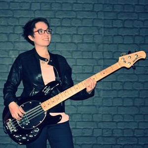 Coralie - Prof de basse - Besançon