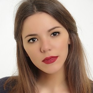 Romane - Prof d'économie - Paris