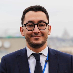 AKRAM - Prof d'économie - Paris