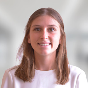 Romane - Prof de droit - Paris