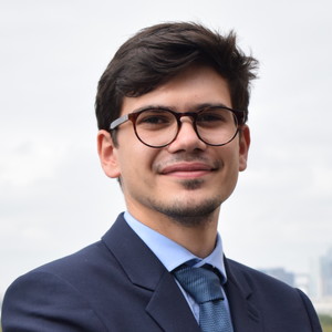 Arthur - Prof de droit - Paris