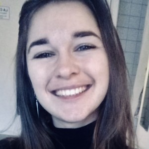 Laura - Prof de droit des affaires - Paris