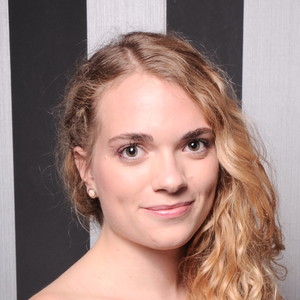 Laura - Prof de droit pénal - Paris