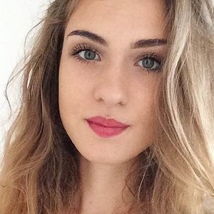 Angèle - Prof d'économie - Cergy