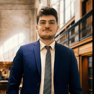 Louis - Prof d'economie politique - Paris