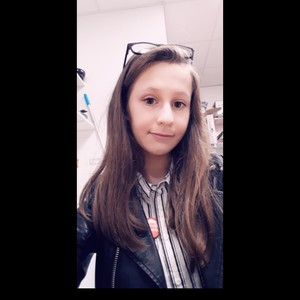 Léa - Prof de marketing - Hénon