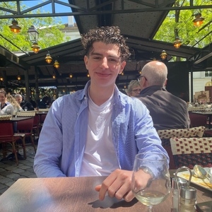 Esteban - Prof de droit des contrats - Paris