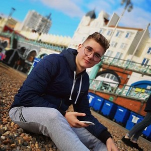Louis - Prof d'initiation informatique - Louvaines