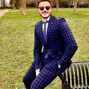 Hamza - Prof de marketing - London