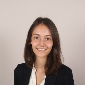 Agathe - Prof de droit des affaires - Paris
