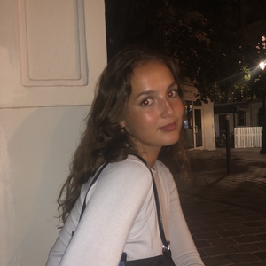 Alice - Prof d'économie - Paris