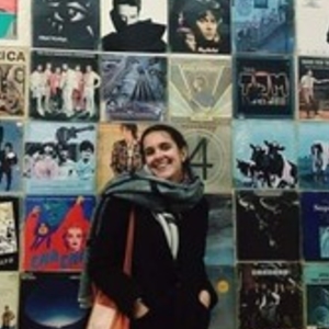 Lucy - Prof d'économie - Paris