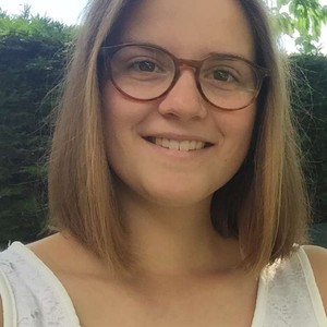 Melanie - Prof de flûte à bec - Persan