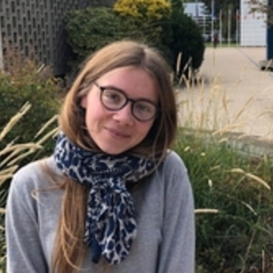 Alice - Prof d'économie - Paris