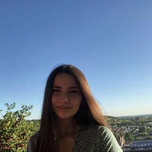 Josephine - Prof d'anglais - La Couronne
