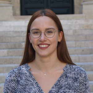 Julie - Prof de droit des affaires - Paris