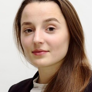 Veronika - Prof d'économie - Lille