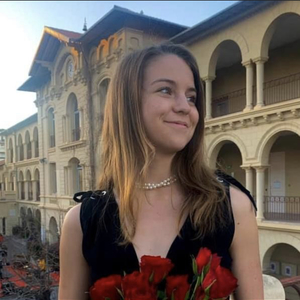 Chloe - Prof de SVT - Cannes