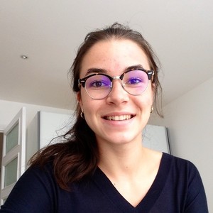 Clara - Prof de communication digitale - Brest