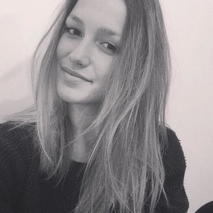 Romane - Prof d'économie - Paris