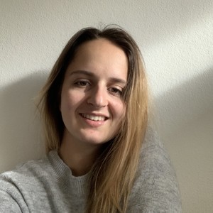 Léa - Prof d'expression orale - anglais - Saulny