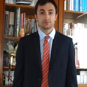 Thomas - Prof de droit des affaires - Bron