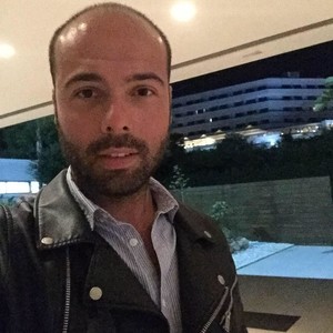 Claude - Prof de marketing - Paris